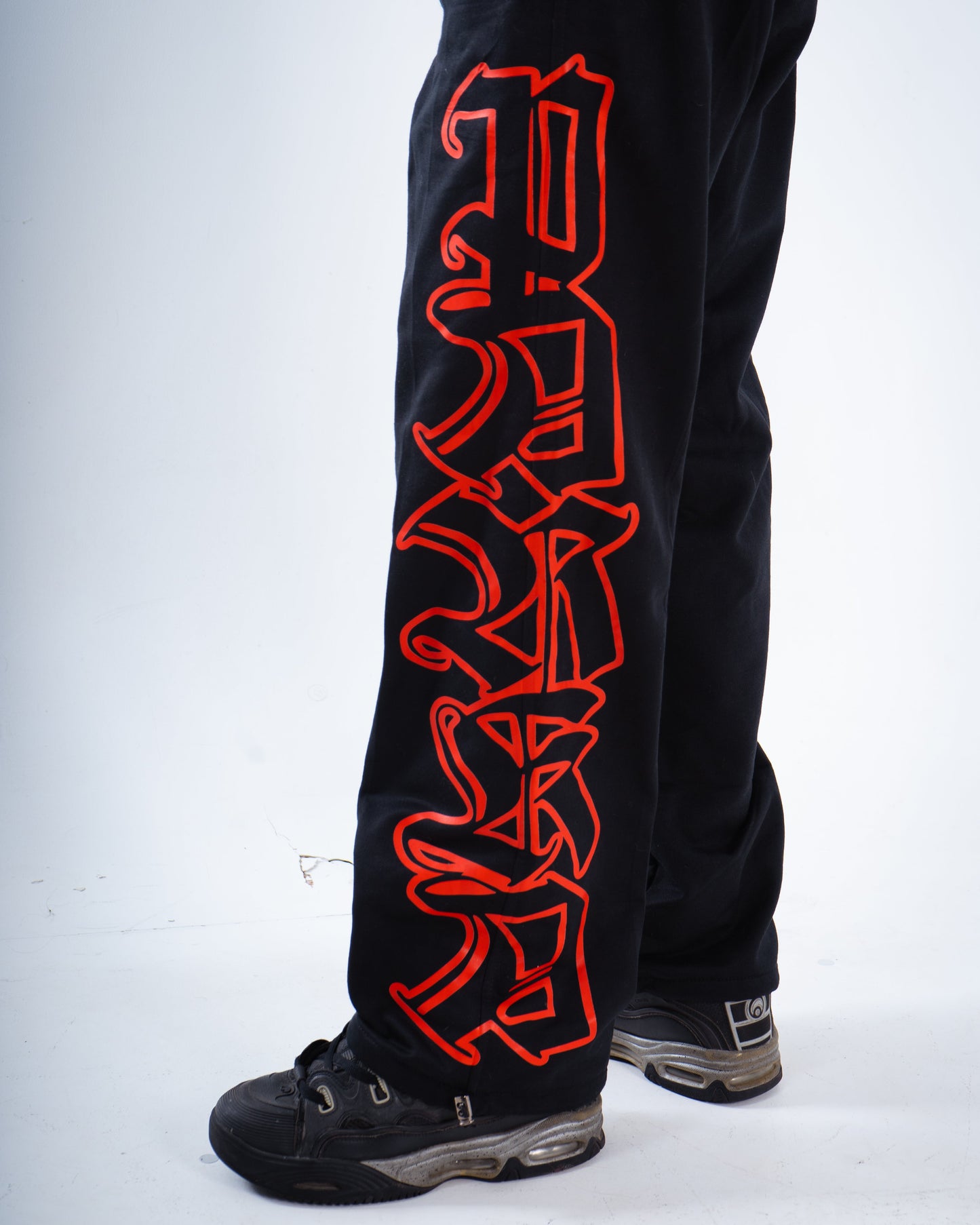 Pantalón Negro Red Lettering