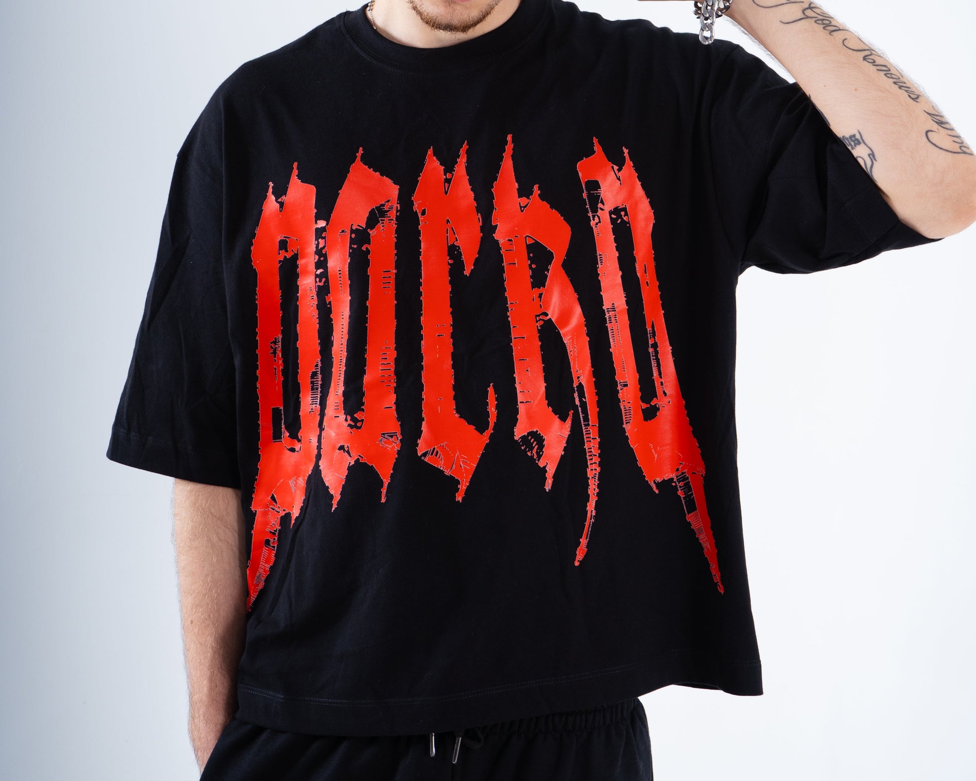 Camiseta Boxy Fit Negra Red Lettering PARKA - Vista frontal